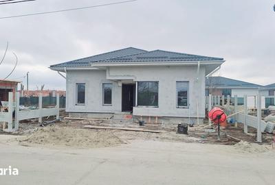Casă cu 4 camere cu Teren 390 Mp în Balotești - 1