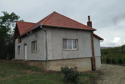 Casă cu 2 camere cu Teren 137000 Mp în Central