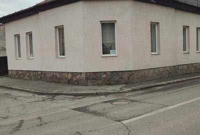 Casă cu 3 camere cu Teren 170 Mp în Central - 1
