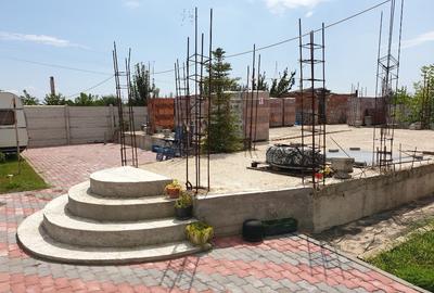Casă cu 5 camere cu Teren 2600 Mp în Central - 2