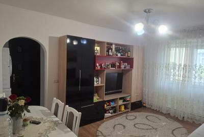 Apartament cu 3 camere semidecomandat, mobilat în Metalurgie