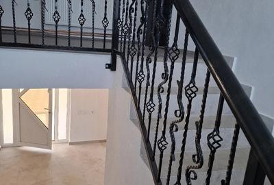 Casă cu 3 camere cu Teren 8000 Mp în Orlești