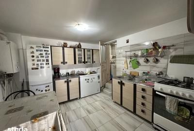 Casă cu 3 camere cu Teren 1100 Mp în Central