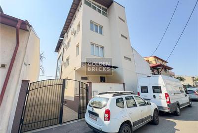 Casă individuală cu 7 camere cu Canalizare în Banu Manta