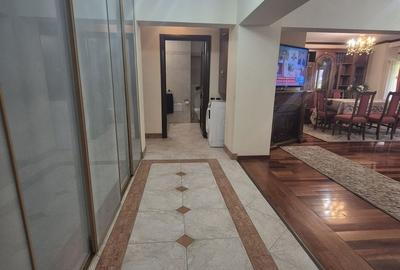 Apartament cu 4 camere decomandat în Decebal
