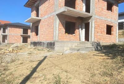 Casă cu 4 camere în Valea Adâncă