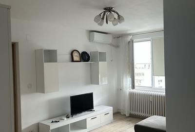 Apartament cu 3 camere semidecomandat în Colentina