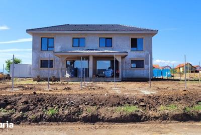 Casă cu 4 camere cu Teren 300 Mp în Central