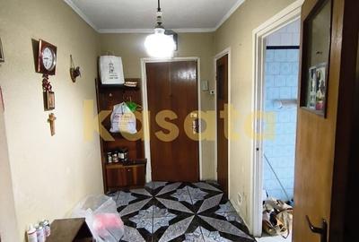 Apartament cu 3 camere semidecomandat în Titan