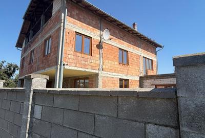 Casă cu 9 camere cu Teren 850 Mp în Brănișca