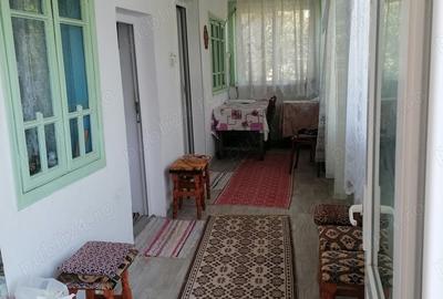 Casă cu 3 camere cu Teren 1558 Mp în Jurilovca