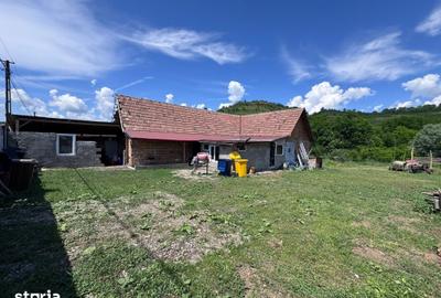 Casă cu 4 camere cu Teren 1400 Mp în Brateiu
