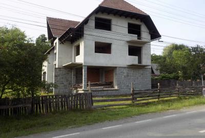 Casă cu 4 camere în Căpeți