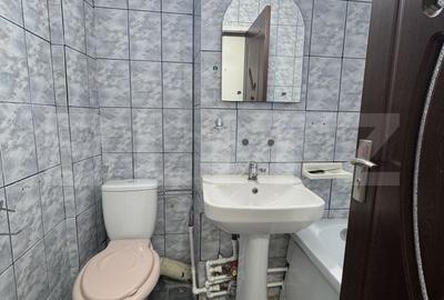Apartament cu 3 camere semidecomandat în Craiovița Nouă