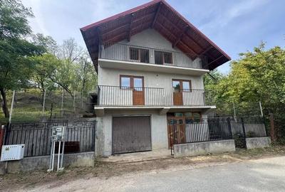 Casă individuală cu 4 camere cu Canalizare în Vest