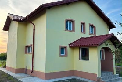 Casă cu 6 camere cu Canalizare în Curcani