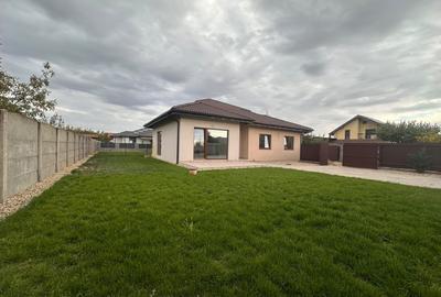 Duplex cu 4 camere cu Canalizare în Moșnița Nouă