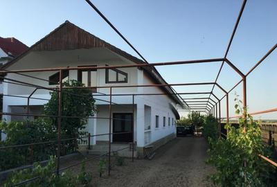 Casă individuală cu 3 camere cu Canalizare în Exterior Sud