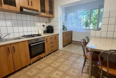 Apartament cu 3 camere decomandat, mobilat în Aradului