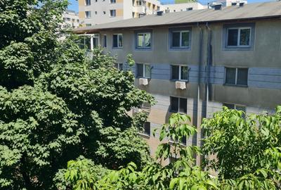 Apartament cu 3 camere decomandat în Titan
