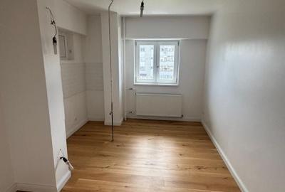 Apartament cu 3 camere decomandat în Calea București