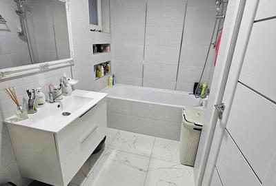 Apartament cu 3 camere semidecomandat în Florești