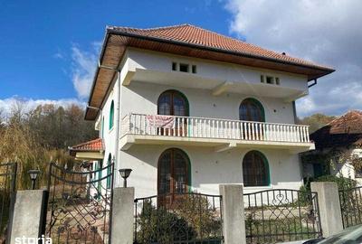 Casă cu 4 camere cu Teren 203 Mp în Costești