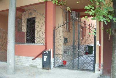 Casă individuală cu 14 camere cu Garaj în Calea Călărașilor