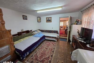 Casă cu 4 camere cu Teren 2000 Mp în Central - 1