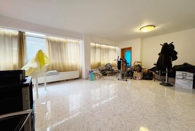 Apartament cu 3 camere decomandat, mobilat în Soarelui