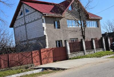 Casă cu 4 camere în Pleșoiu