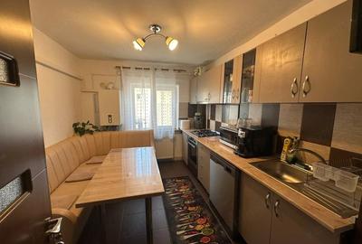 Apartament cu 3 camere decomandat în Central