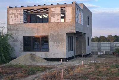 Casă cu 4 camere cu Teren 500 Mp în Central