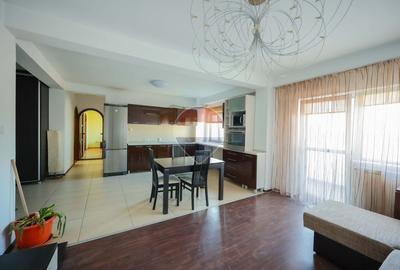 Apartament cu 3 camere decomandat în Rogerius