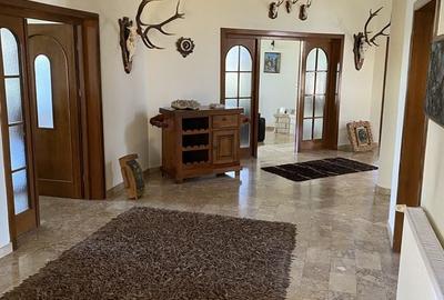 Casă cu 4 camere cu Teren 2750 Mp în Central
