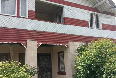 Casă cu 5 camere cu Teren 1030 Mp în Măneciu