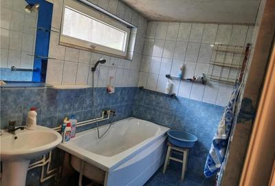Casă cu 5 camere cu Teren 1000 Mp în Central