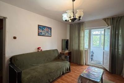 Apartament cu 2 camere semidecomandat în Craiovița Nouă