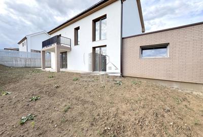 Duplex cu 5 camere cu Canalizare în Chinteni - 2