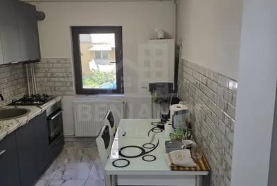 Apartament cu 2 camere semidecomandat în Craiovița Nouă