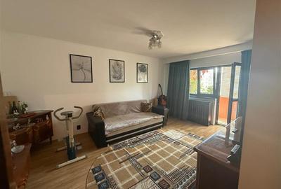 Apartament cu 3 camere decomandat în Tineretului