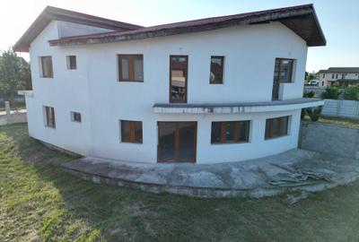 Casă cu 4 camere cu Teren 596 Mp în Vladimirescu