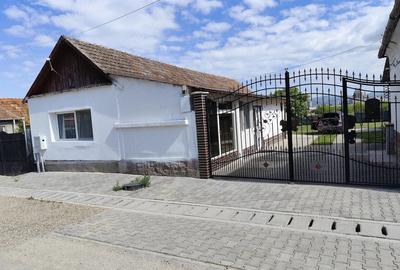Casă cu Teren 2400 Mp în Subpiatră