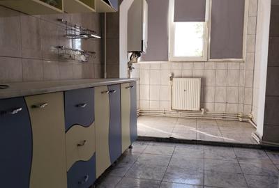 Apartament cu 3 camere decomandat în Micro 16
