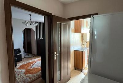 Apartament cu 3 camere semidecomandat, mobilat în Central