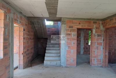 Casă cu 5 camere cu Teren 1167 Mp în Drăgănești