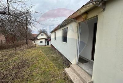 Casă cu 2 camere cu Teren 1043 Mp în Est