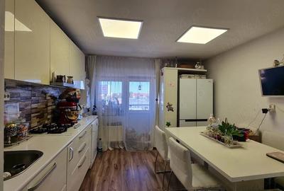 Apartament cu 3 camere decomandat în Exterior Vest