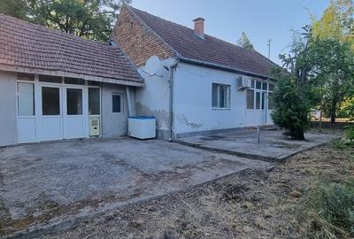 Casă individuală cu 3 camere cu Canalizare în Central