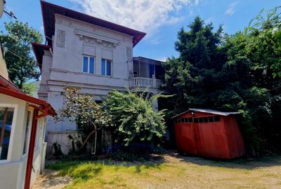 Apartament cu 5 camere semidecomandat în Dacia